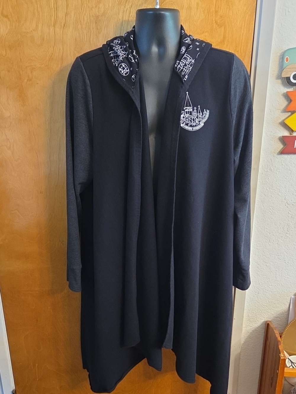 Harry Potter Hogwarts Crest Hooded Cloak "Draco Dormiens Nunquam Titillandus"